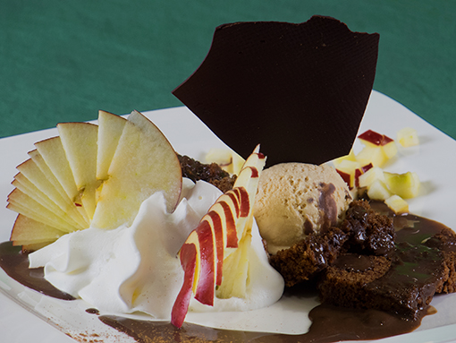 Brouni con helado de caramelo y chocolate caliente